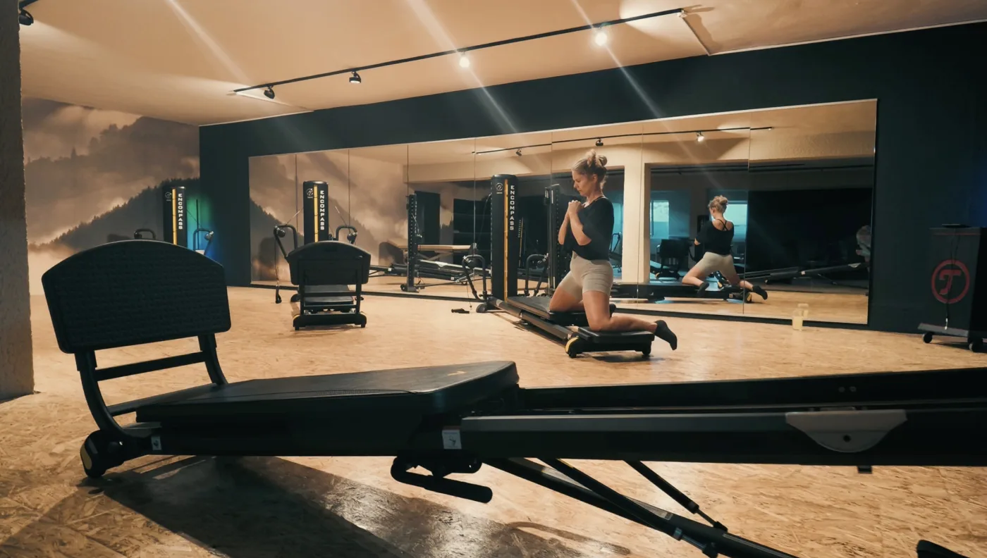 Übung am Total Gym Encompass im KGG-Raum bei Physio Family Koblenz