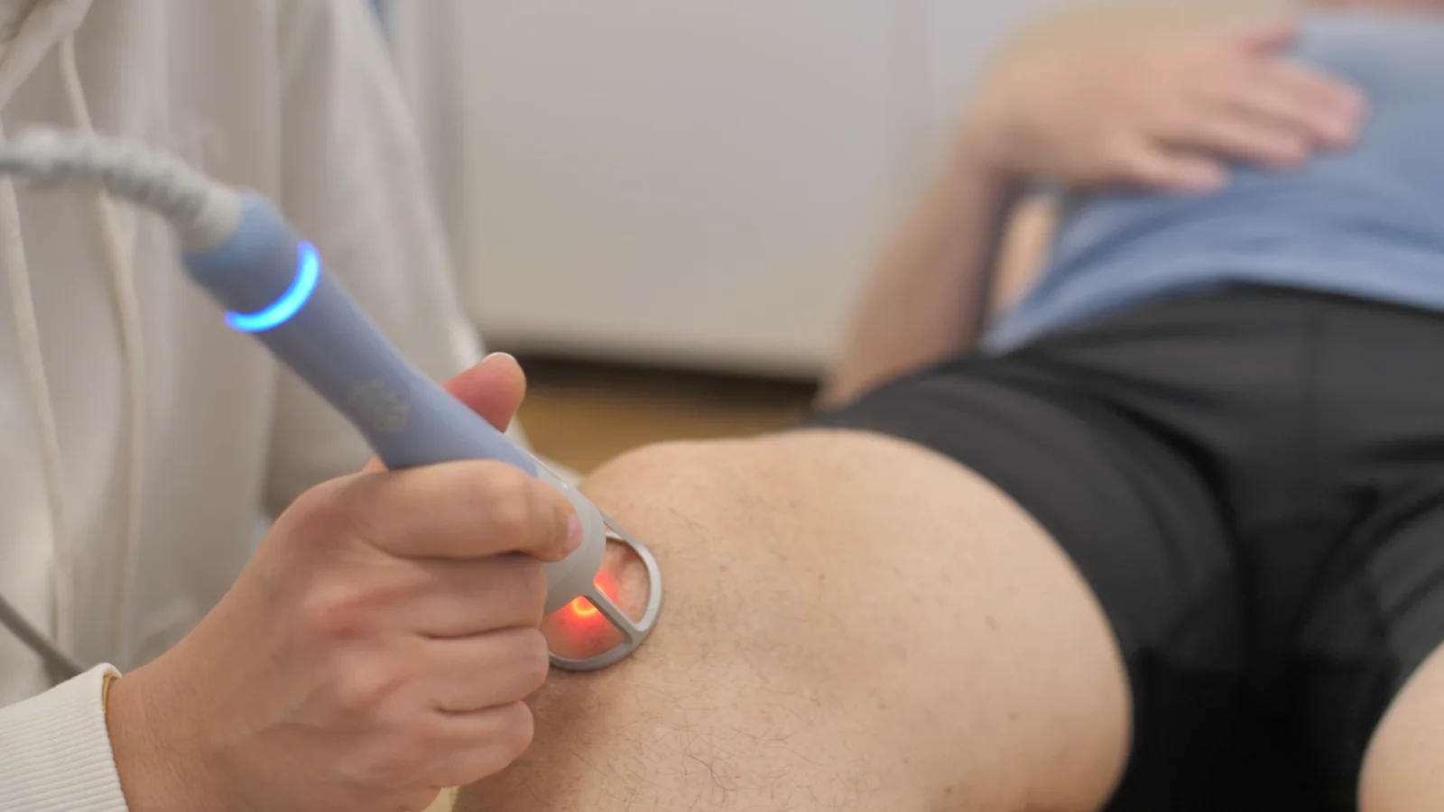Laser-Applikator am Knie bei Physio Family in Koblenz