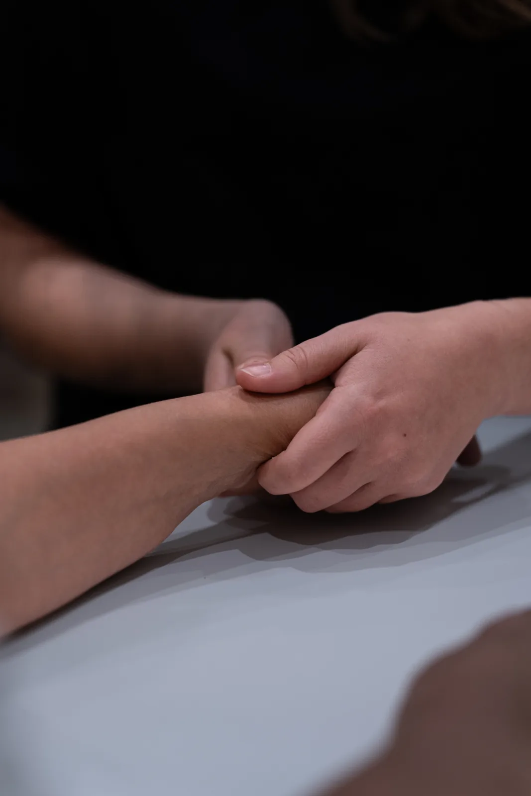 Gezielter Handgriff am Unterarm bei Physio Family Koblenz