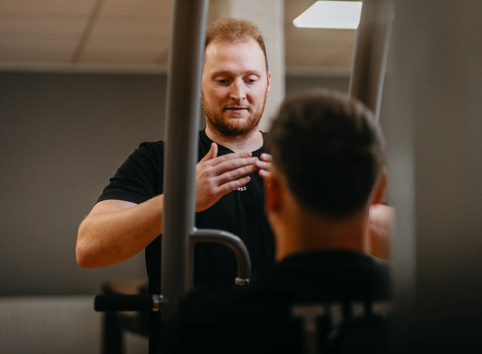 Therapeut begleitet das Training am Gerät bei Physio Family Koblenz