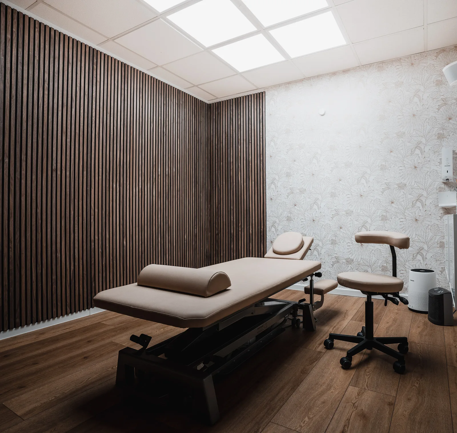 Moderne Praxisräume der Physio Family Koblenz mit warmer Atmosphäre