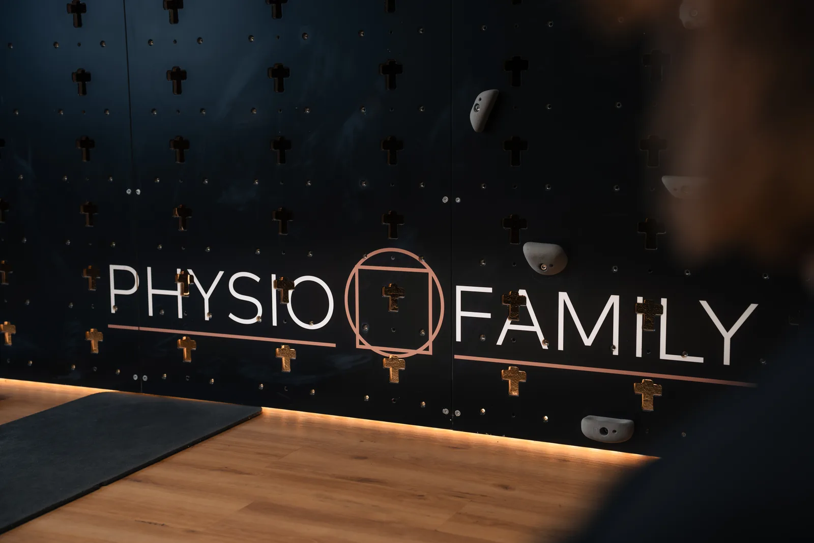 Markenwand der Physio Family im Trainingsbereich