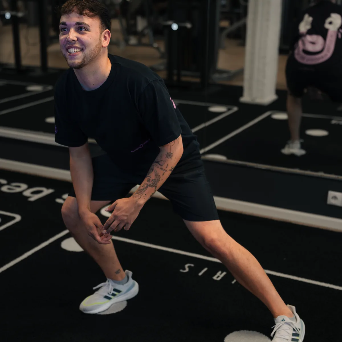 Trainer der Physio Family bei einer Übung auf der Trainingsfläche