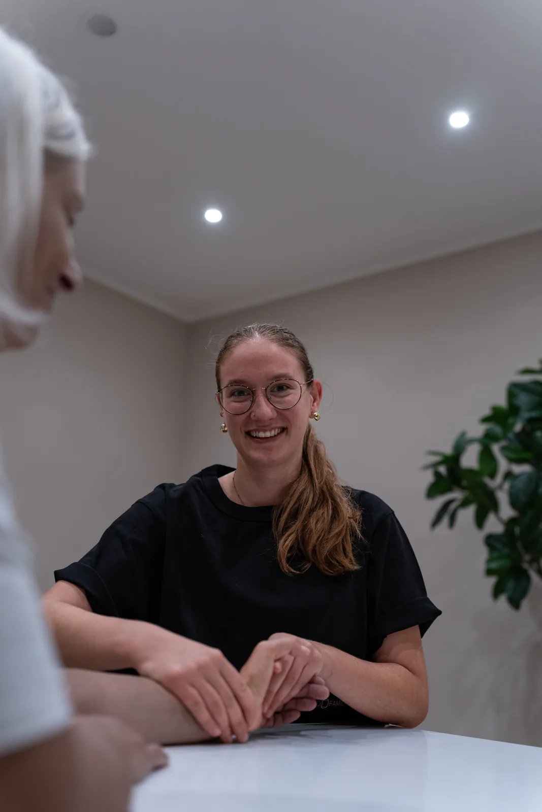 Beratungsgespräch am Tresen der Physio Family Koblenz
